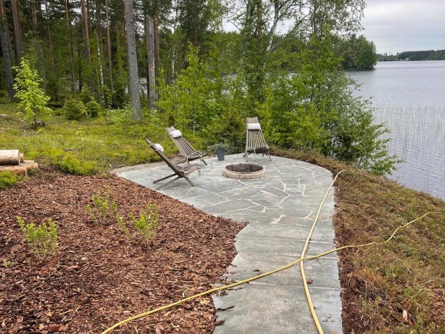 Liuskekivipolku rantapihalla